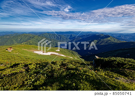 朝日連峰・以東岳山頂から見る大鳥池・日本海 朝日連峰・以東岳山頂から見る大鳥池・日本海 85050741