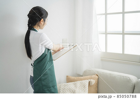 電源プラグの差し込み口を点検する女性 電源プラグの差し込み口を点検する女性 85050788