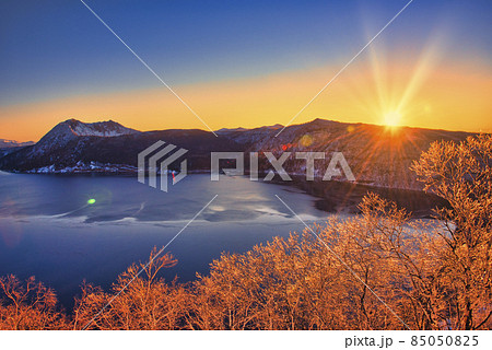 厳冬期の摩周湖の朝 厳冬期の摩周湖の朝 85050825