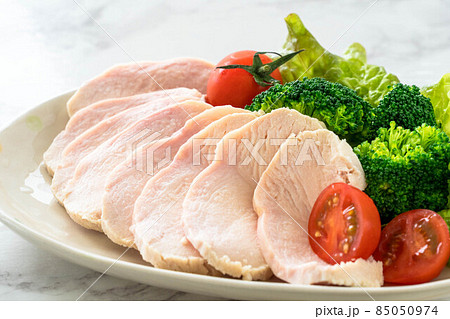 手作りの柔らかい鶏ハム 手作りの柔らかい鶏ハム 85050974