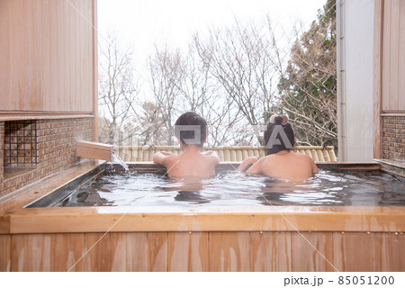 露天風呂に入る子ども 85051200