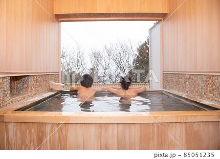 露天風呂に入る子ども 85051235