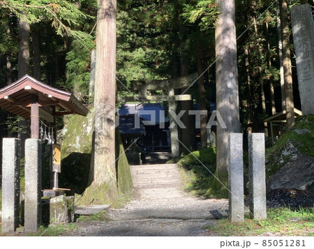 尾白川渓谷に佇む神社 85051281