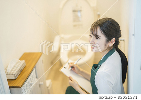 トイレ掃除をする女性(便器) トイレ掃除をする女性(便器) 85051571