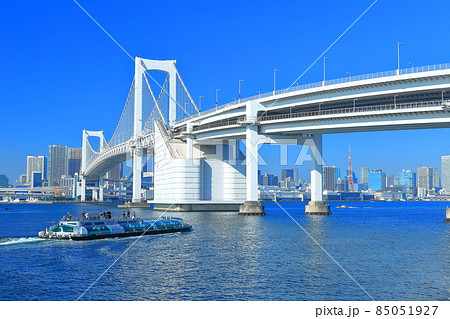【東京都】レインボーブリッジと水上バス 85051927