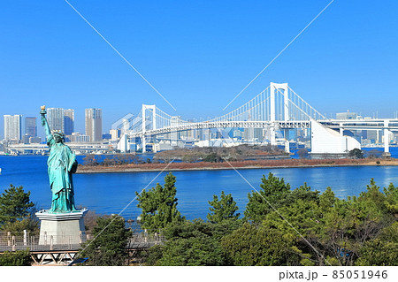 【東京都】お台場から見たレインボーブリッジと自由の女神像　 85051946