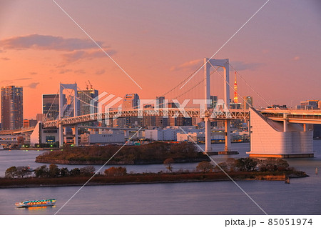 【東京都】お台場から見たレインボーブリッジの夕景 85051974
