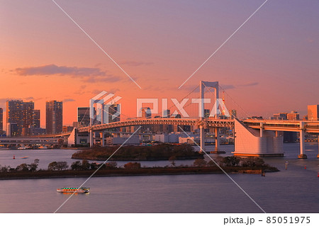 【東京都】お台場から見たレインボーブリッジの夕景 85051975