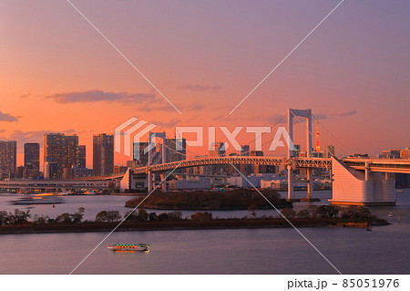 【東京都】お台場から見たレインボーブリッジの夕景 85051976