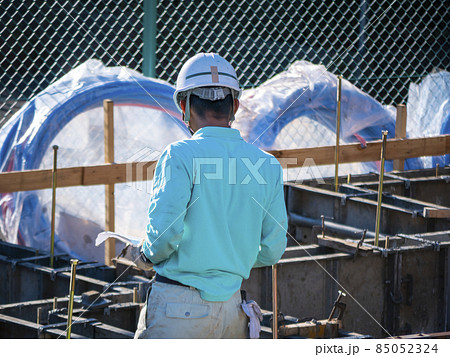 建築工事現場で働く人 85052324