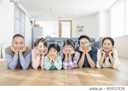 笑顔の三世代ファミリー  祖父母　両親　孫　ポートレート 85052326