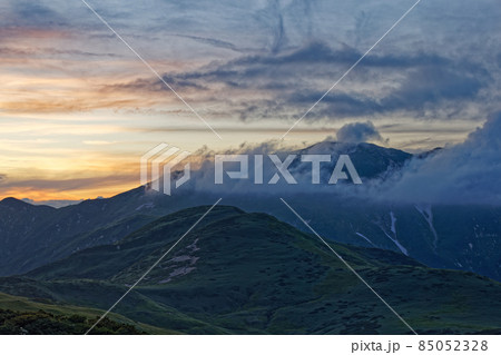 狐穴小屋から見る残照の朝日連峰・以東岳 85052328