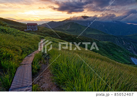 残照の朝日連峰・以東岳と狐穴小屋 85052407