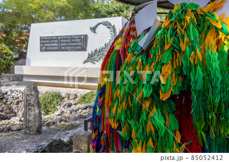 ひめゆりの塔と慰霊碑 85052412