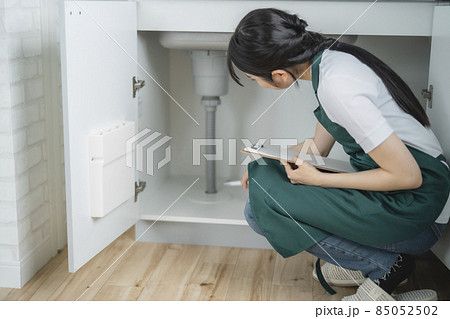 水道を点検する女性（シンク下） 85052502