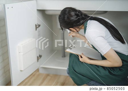 水道を点検する女性（シンク下） 85052503