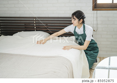 ベッドメイキングする女性 ベッドメイキングする女性 85052875