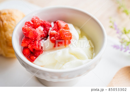 フローズンイチゴとヨーグルト 85053302