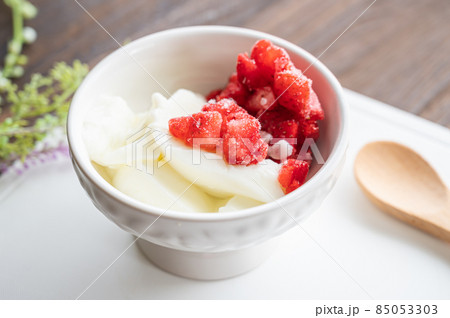 フローズンイチゴとヨーグルト フローズンイチゴとヨーグルト 85053303