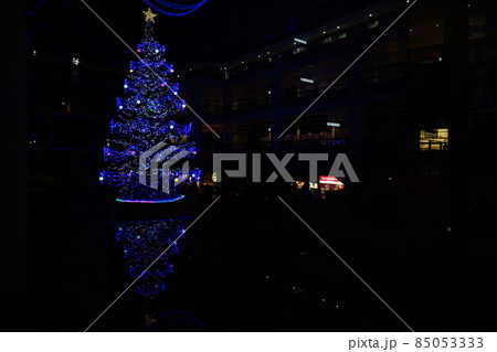 ショッピングモールのクリスマスツリー 85053333