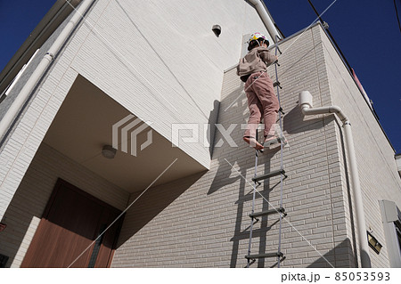 家庭でのはしごを使った防災訓練 家庭でのはしごを使った防災訓練 85053593