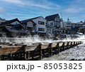 草津温泉街の湯畑 85053825