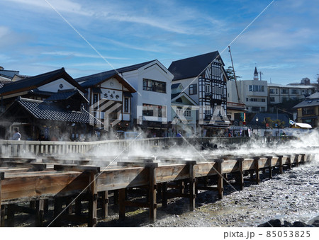 草津温泉街の湯畑 85053825