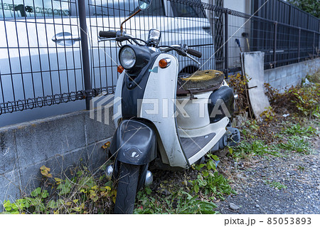 乗り捨てられ壊れた原付バイク 85053893