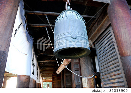 信州善光寺本堂の釣り鐘 85053906