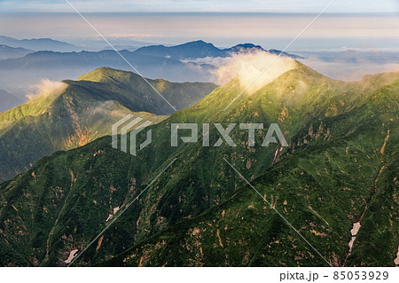 朝日連峰・寒河山稜線から見る雲懸かる朝の相模山 85053929