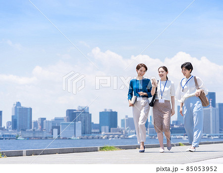 ビジネス　女性　屋外　青空 85053952