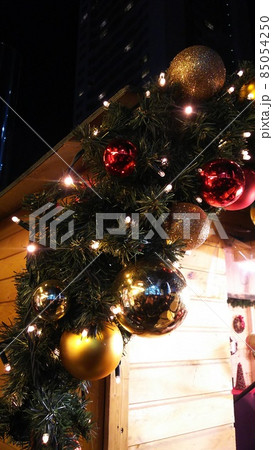 心踊るクリスマスの飾り付けとクリスマスツリー&サンタクロース 心踊るクリスマスの飾り付けとクリスマスツリー&サンタクロース 85054250