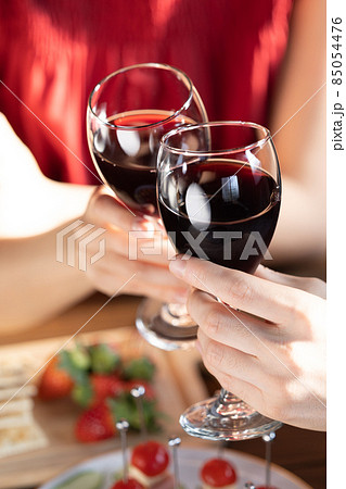 カップル ワインで乾杯する男女の手元 カップル ワインで乾杯する男女の手元 85054476