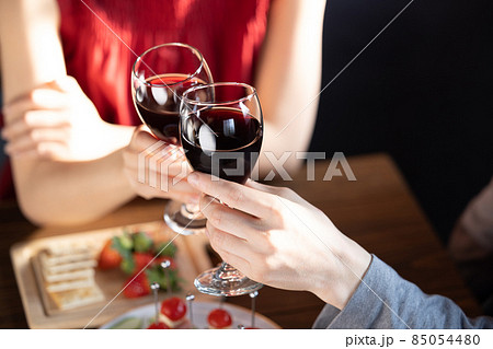 カップル　ワインで乾杯する男女の手元 85054480