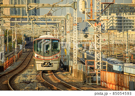 大阪城公園駅を出発し、森ノ宮駅へ向かう大阪環状線323系電車 85054593