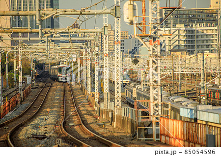 大阪城公園駅を出発し、森ノ宮駅へ向かう大阪環状線323系電車 85054596