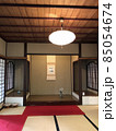 一期一会の掛け軸のある茶室 85054674