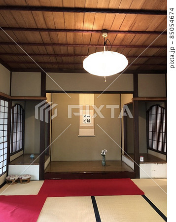 一期一会の掛け軸のある茶室 85054674