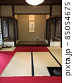 一期一会の掛け軸のある茶室 85054675