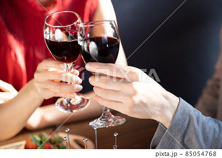 カップル ワインで乾杯する男女の手元 カップル ワインで乾杯する男女の手元 85054768