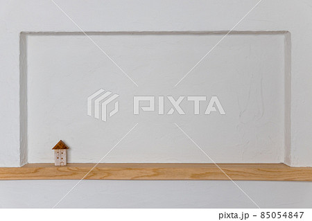 珪藻土を塗ったニッチに飾ってある木製の小さなおうち 85054847