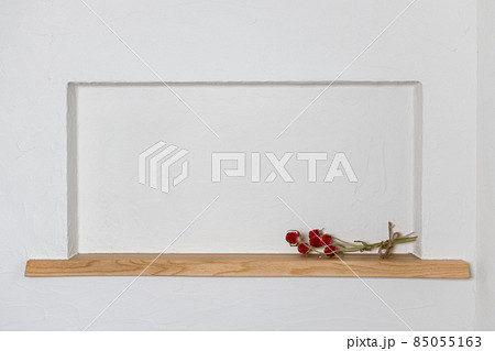 珪藻土を塗ったニッチに飾ってあるドライフラワー 85055163