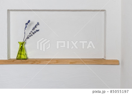 珪藻土を塗ったニッチに飾ってあるドライフラワーと緑の花瓶 85055197