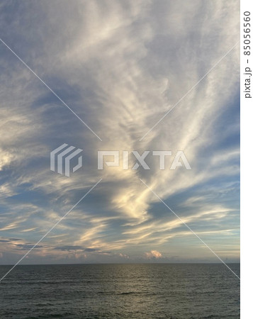 マジックアワーが美しい夕暮れの空と海 85056560