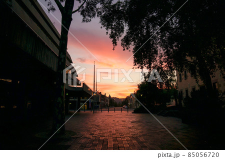 都会の隙間から見る夕焼け 都会の隙間から見る夕焼け 85056720