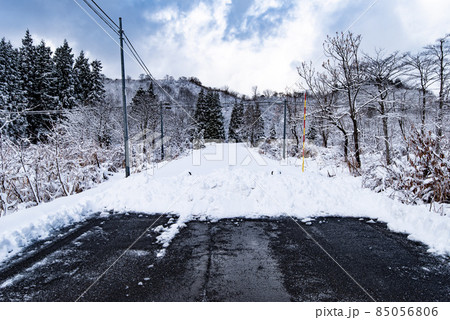 積雪・冬期間により通行止めの道（冬・通行止めイメージ） 85056806