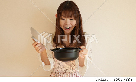 お鍋と女性 お鍋と女性 85057838