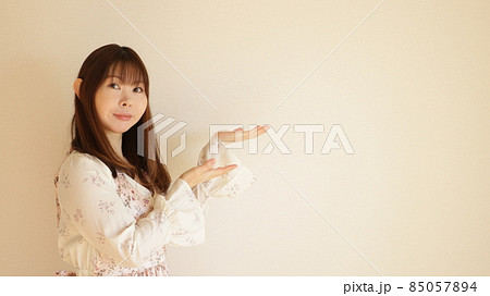 指さしする女性 85057894