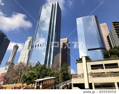 ビル群と青空をバックにしたロサンゼルスダウンタウンのエンジェルフライト ビル群と青空をバックにしたロサンゼルスダウンタウンのエンジェルフライト 85059459