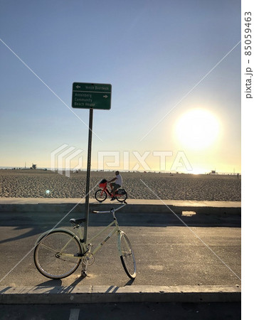 サンタモニカビーチの夕焼けと自転車 サンタモニカビーチの夕焼けと自転車 85059463